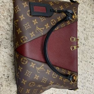 Louis Vuitton V Tote